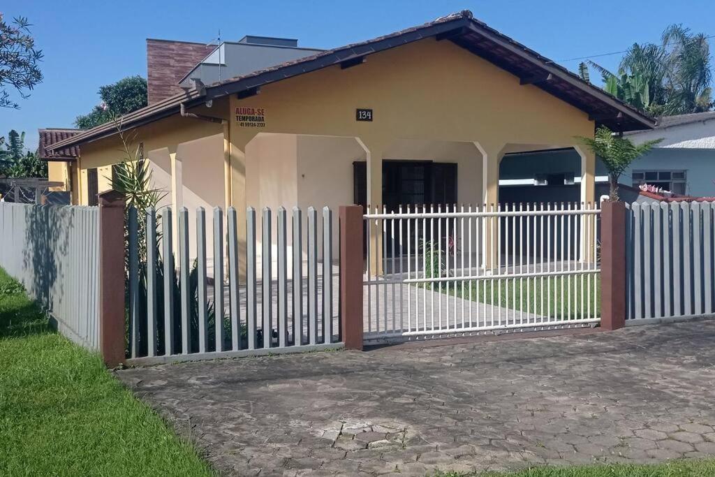 Casa com piscina perto da praia