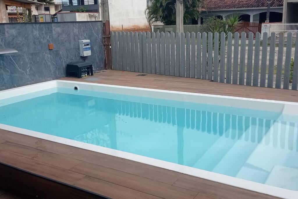 Casa com piscina perto da praia