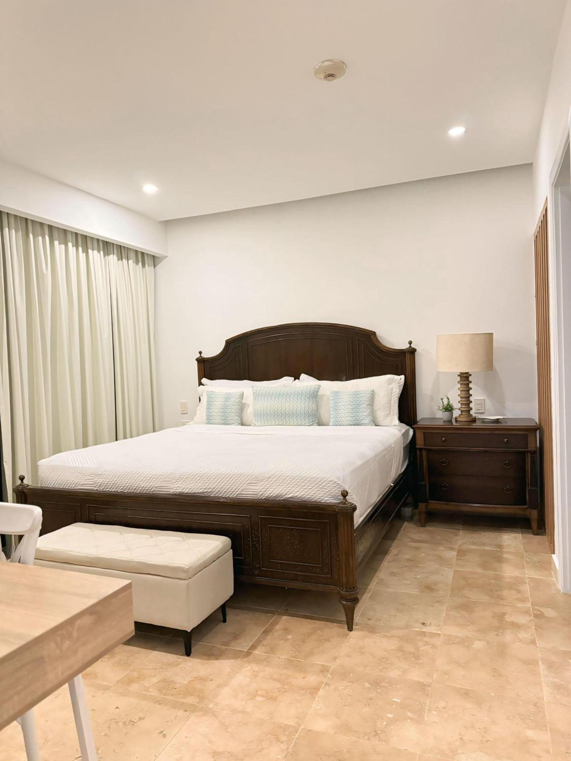 Apartment with pool and ocean view in Punta Palmera