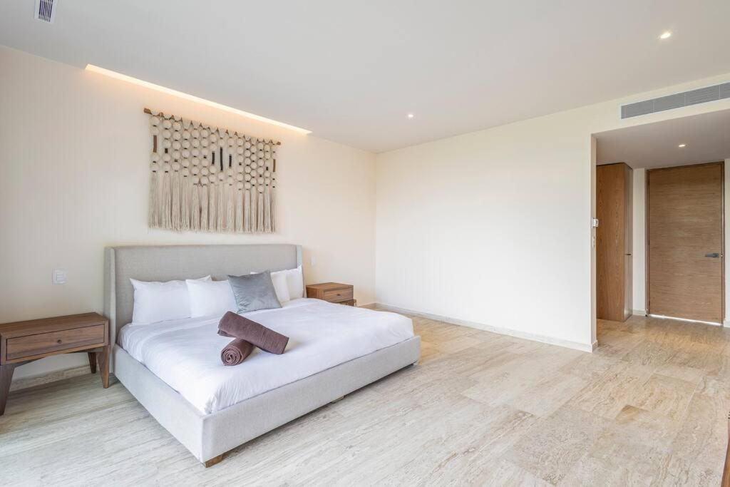 Stunning 2 bd Mistiq PH rooftop private pool view 2