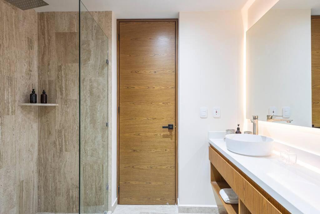 Stunning 2 bd Mistiq PH rooftop private pool view 3