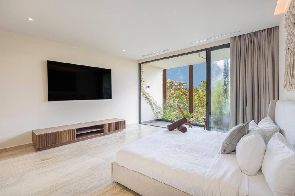 Stunning 2 bd Mistiq PH rooftop private pool view 4