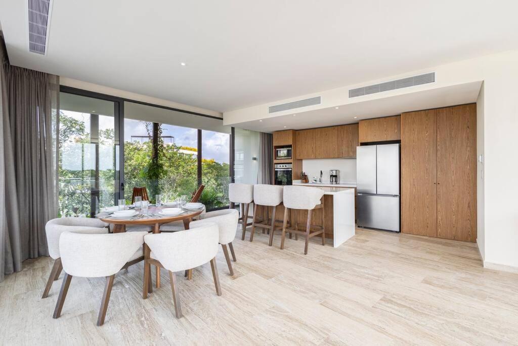 Stunning 2 bd Mistiq PH rooftop private pool view 5