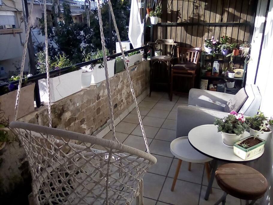 Sunlit studio with cozy balcony, Florentin Tel Aviv view 4