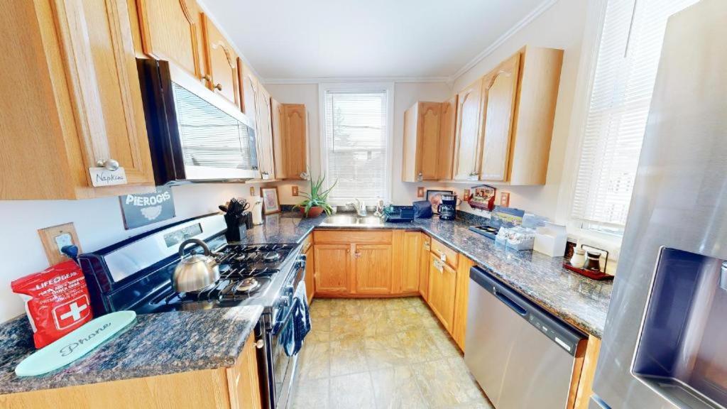ENTIRE Big Home Close To Events - 2 Family Rooms - Kid Friendly - Private Patio & Firepit