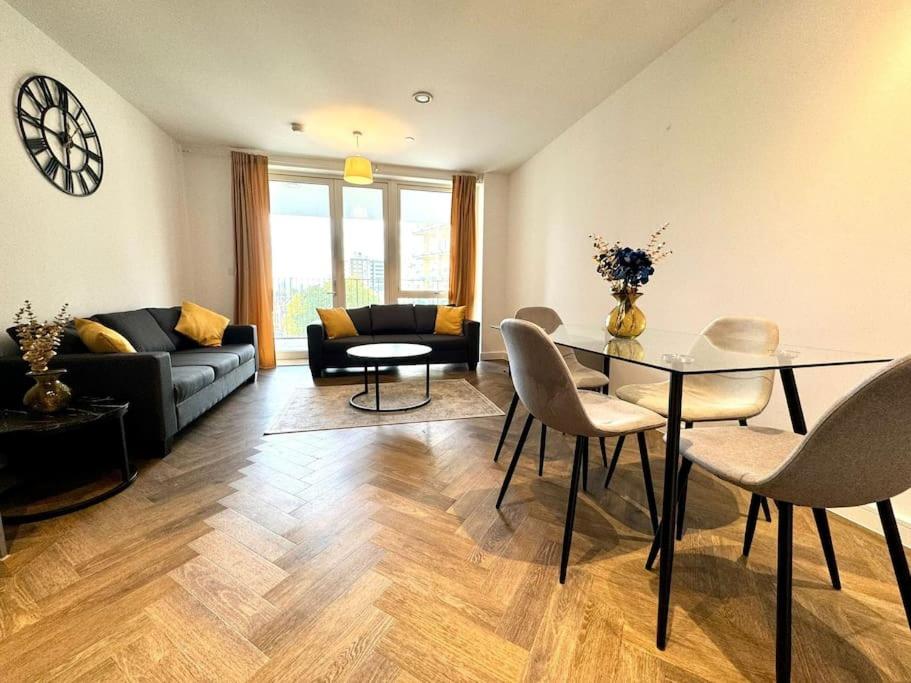 Spacious Central London Getaway Private Balcony — other