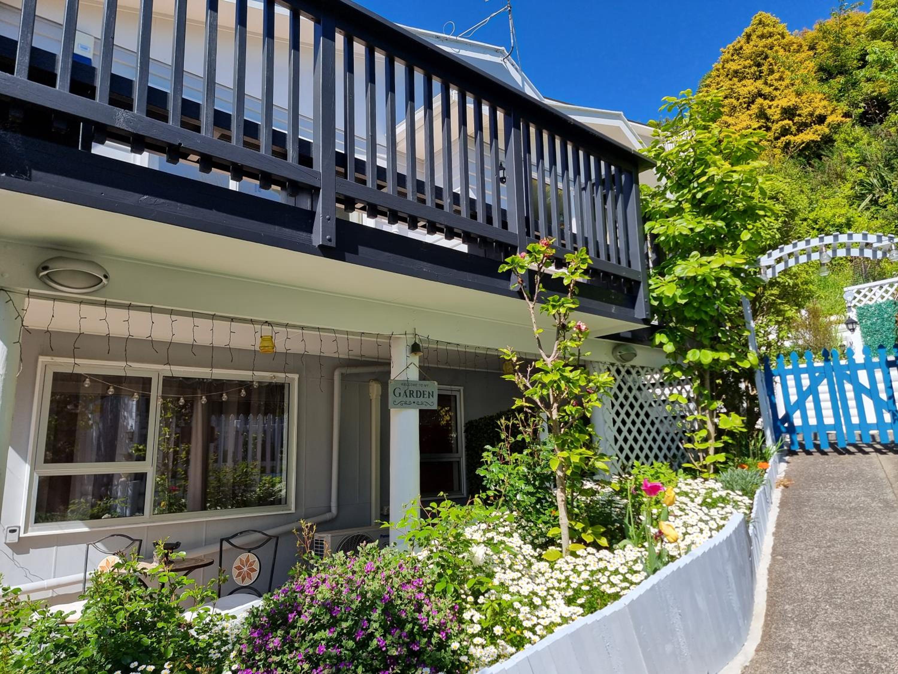 Entire ground floor with full-privacy and family-friendly popular to ferry catchers view 4