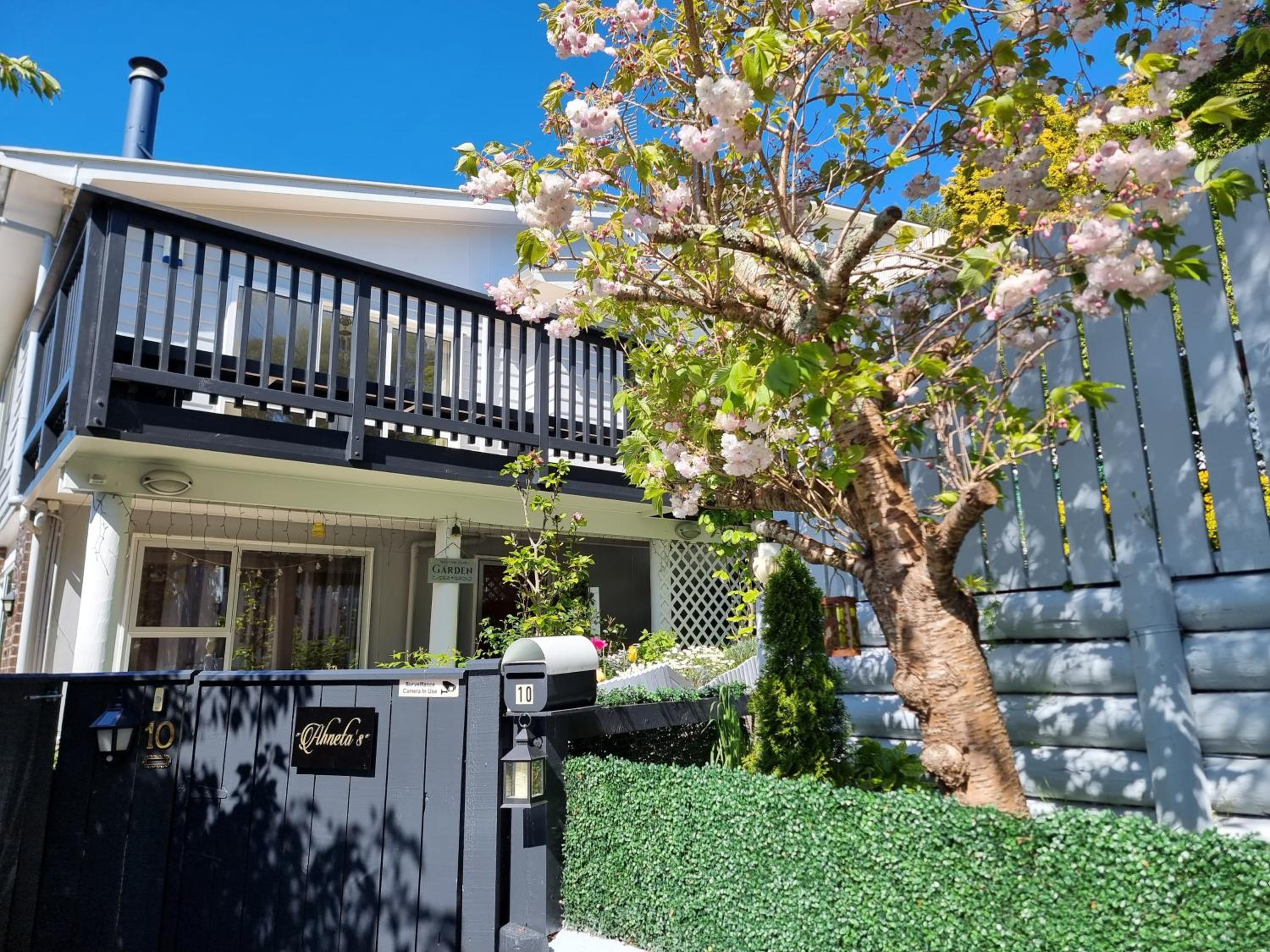Entire ground floor with full-privacy and family-friendly popular to ferry catchers view 2