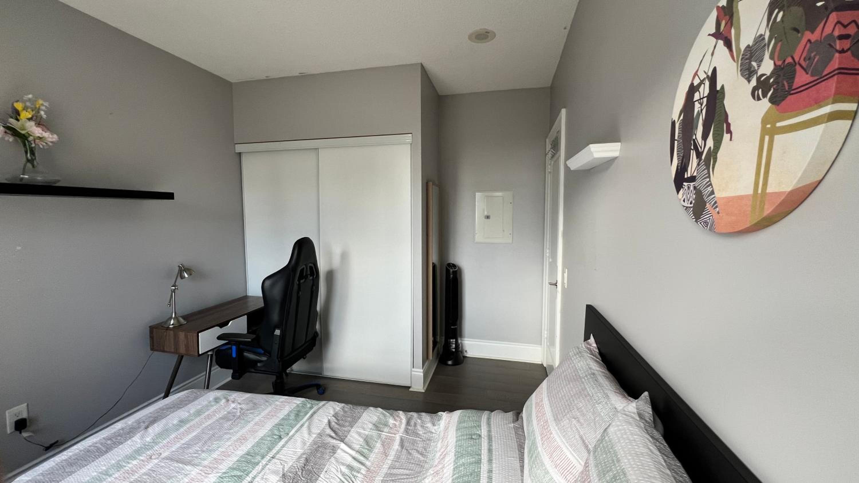 Home stay - Room with Yonge Street view and 3 Star Hotel Amenities