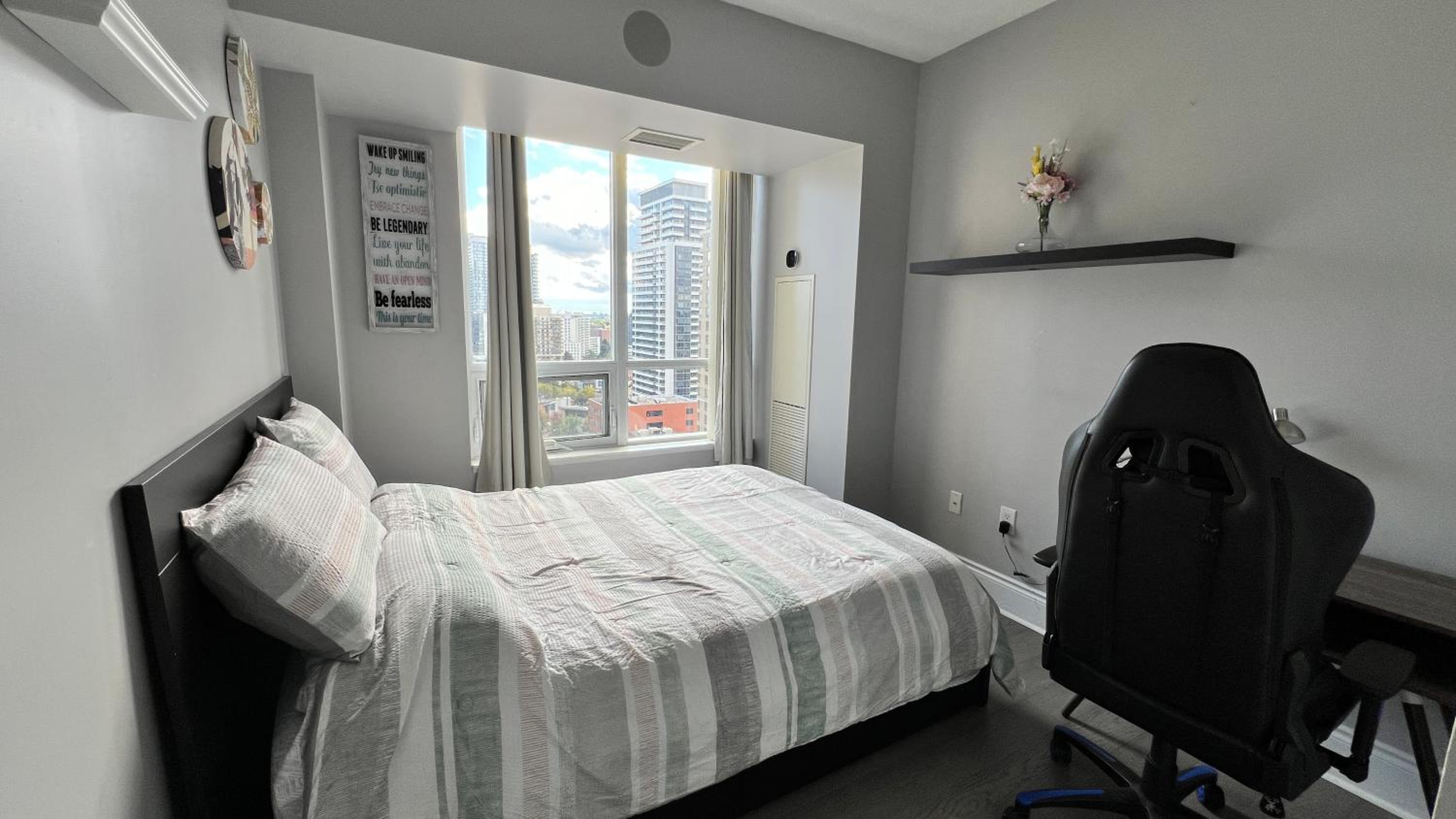 Home stay - Room with Yonge Street view and 3 Star Hotel Amenities