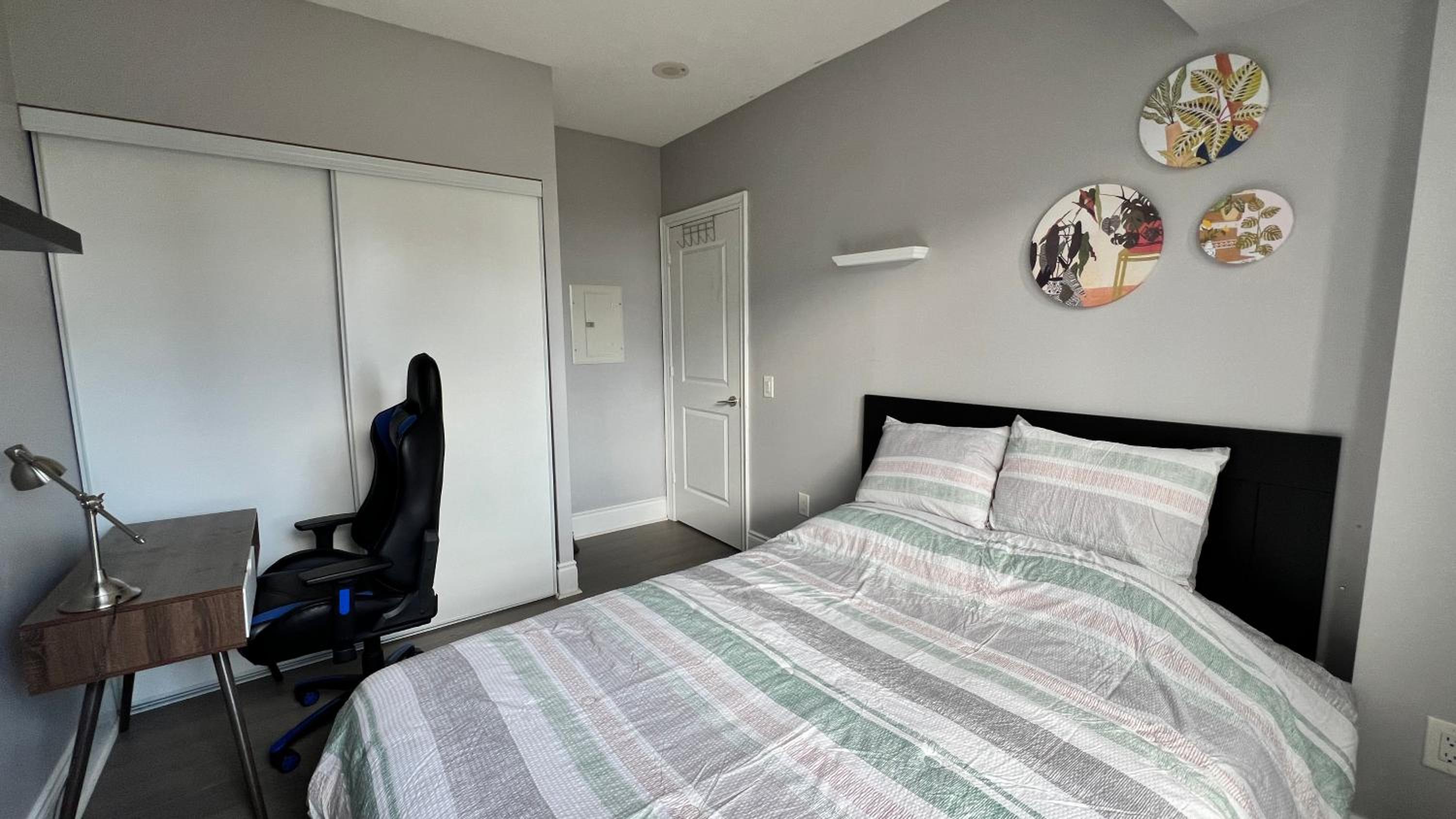 Home stay - Room with Yonge Street view and 3 Star Hotel Amenities