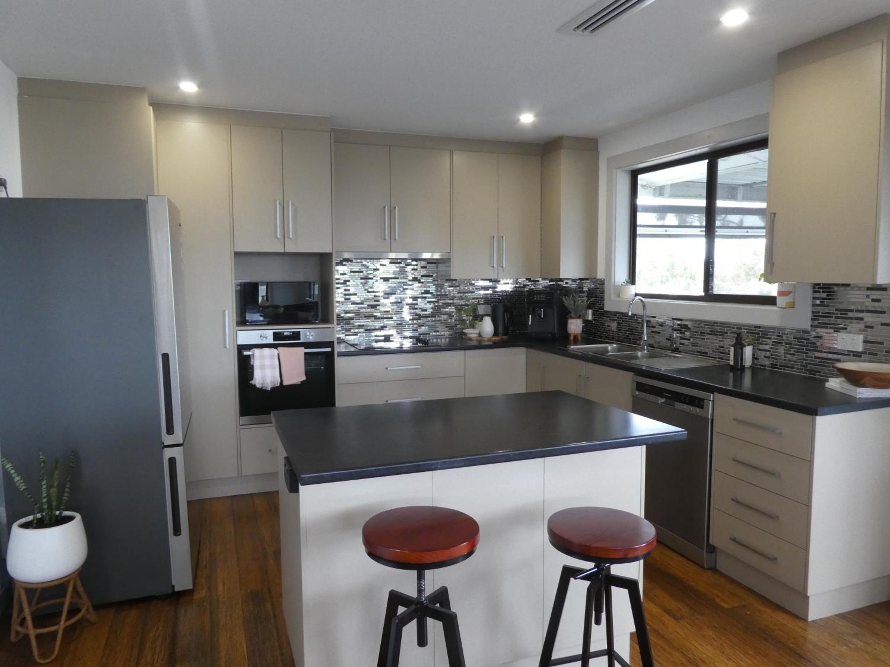 Moonta Bay Stylish large home 3 min walk from beach and jetty