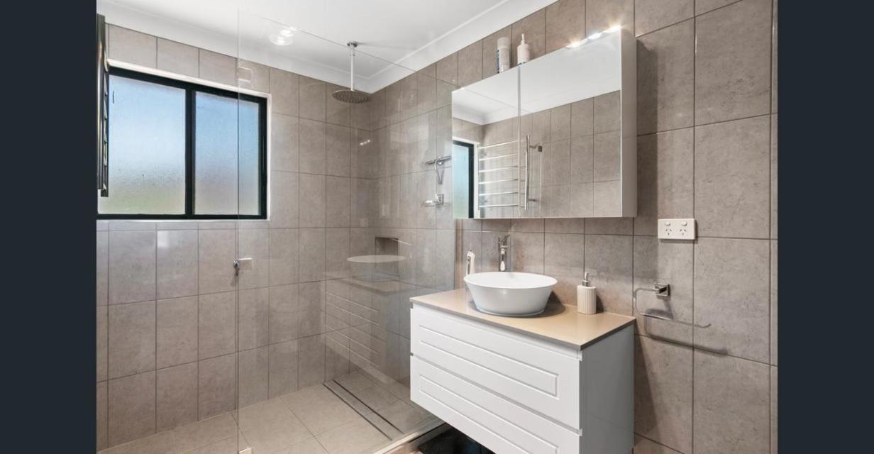 Moonta Bay Stylish large home 3 min walk from beach and jetty