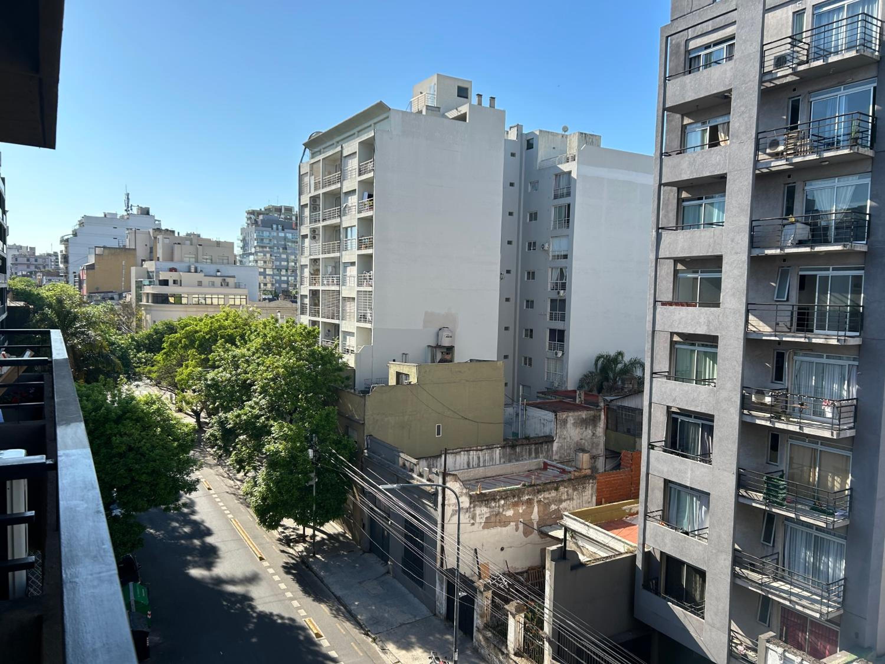 Cómodo, confortable 2 ambientes con balcón en Almagro a 100 metros del Hospital Italiamo Ubicado en calle tranquila