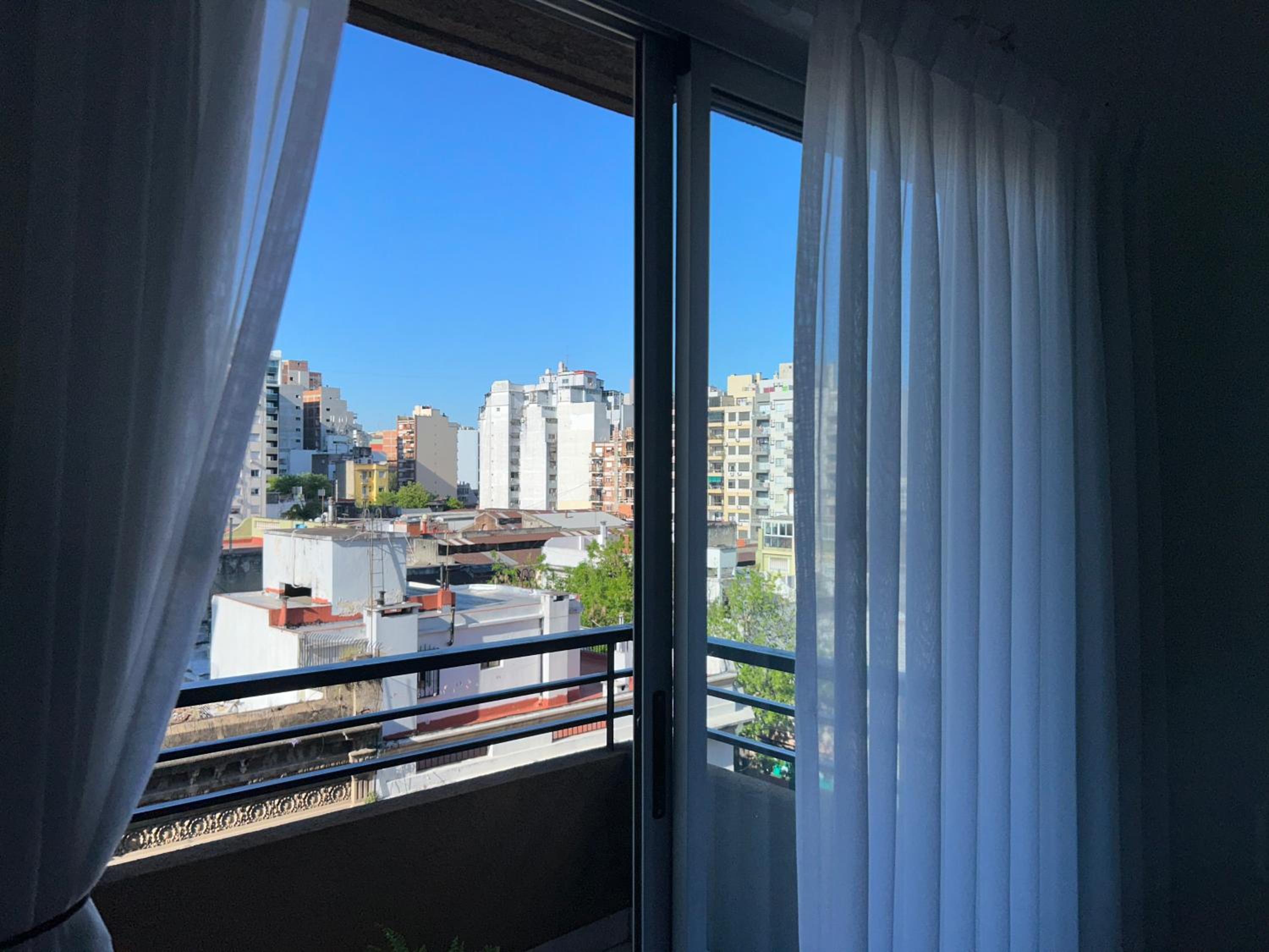 Cómodo, confortable 2 ambientes con balcón en Almagro a 100 metros del Hospital Italiamo Ubicado en calle tranquila