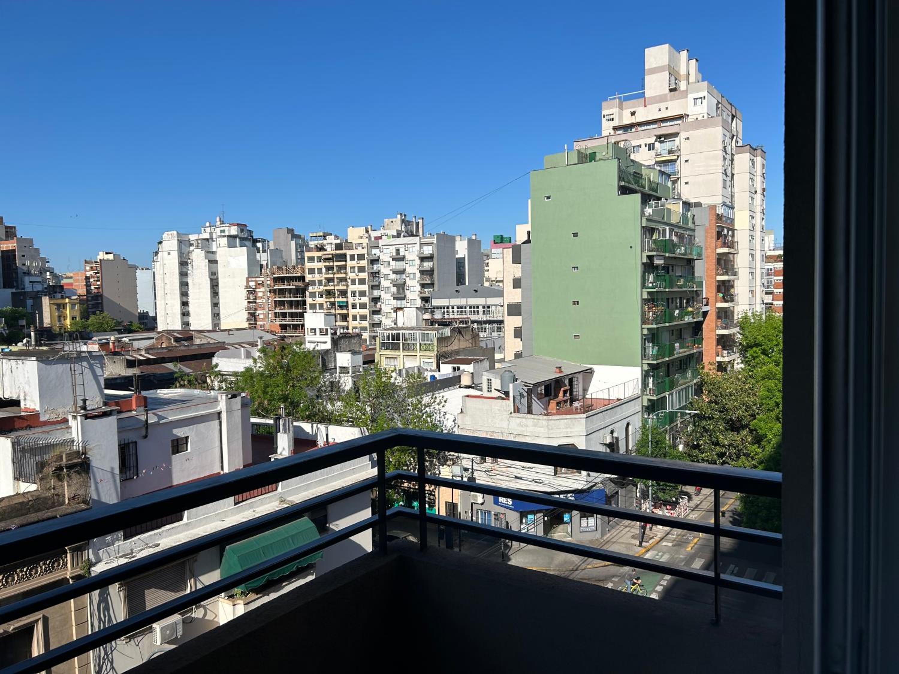 Cómodo, confortable 2 ambientes con balcón en Almagro a 100 metros del Hospital Italiamo Ubicado en calle tranquila