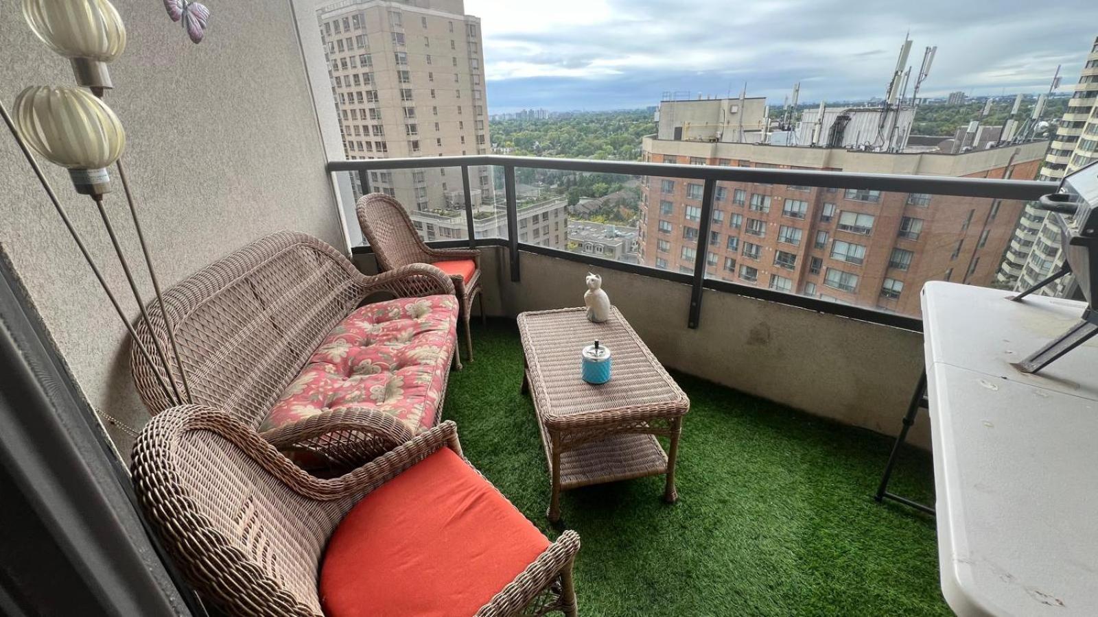 Home stay - Room with Yonge Street view and 3 Star Hotel Amenities