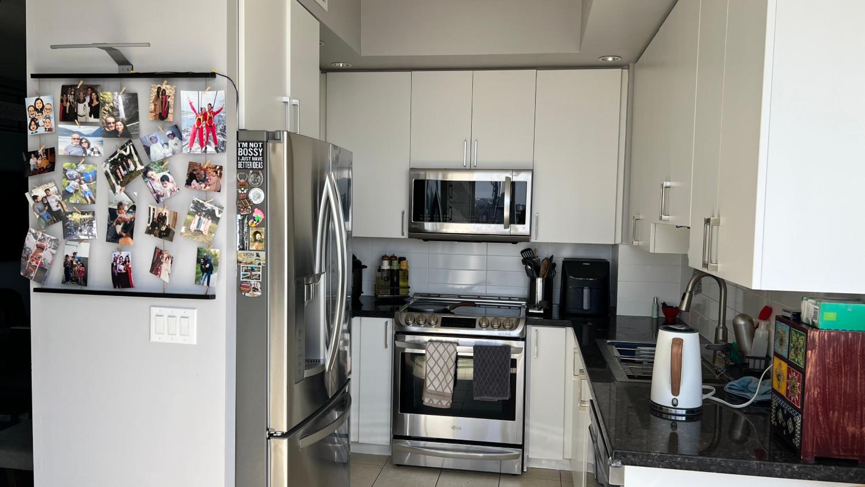 Home stay - Room with Yonge Street view and 3 Star Hotel Amenities