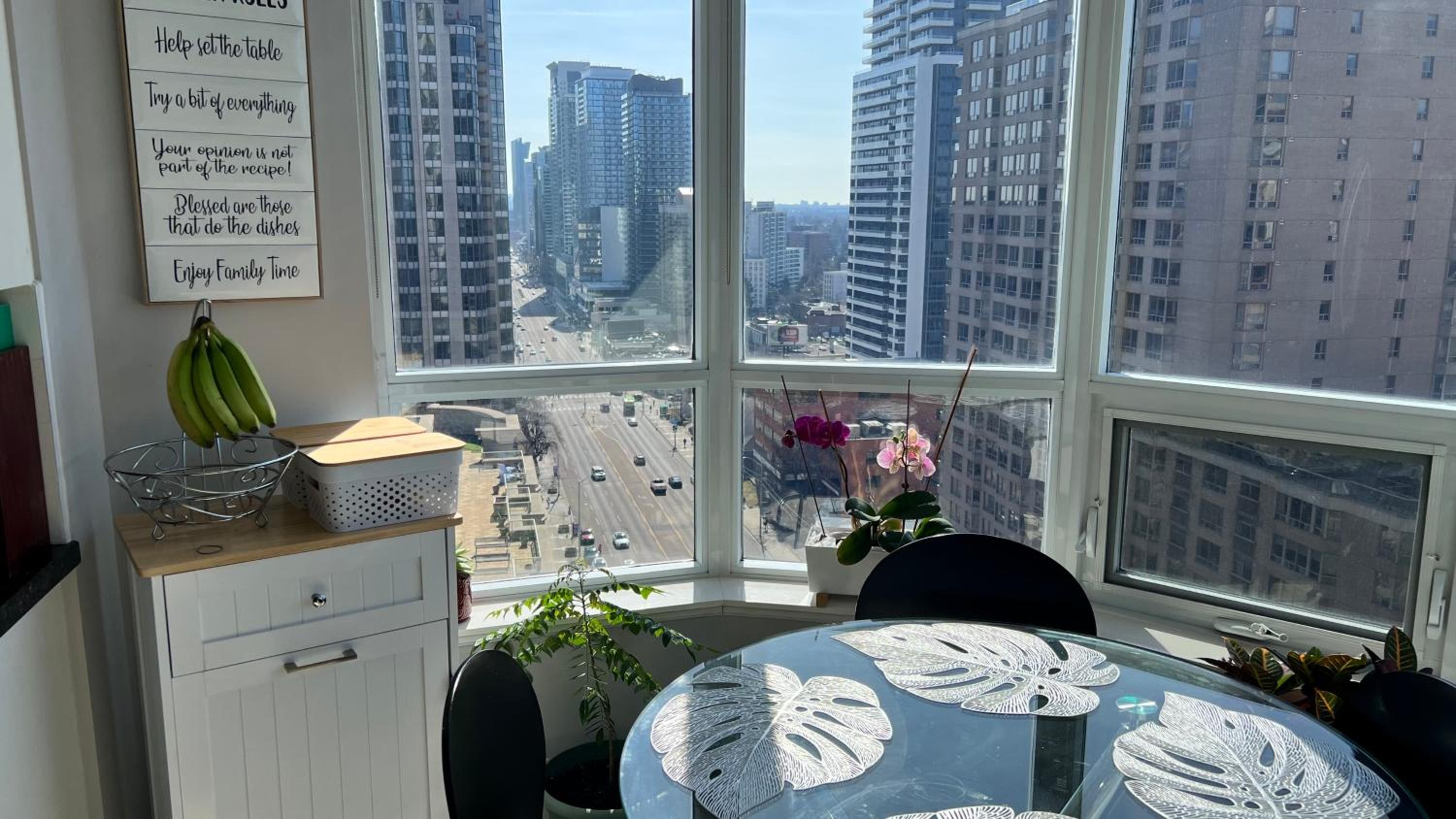 Home stay - Room with Yonge Street view and 3 Star Hotel Amenities