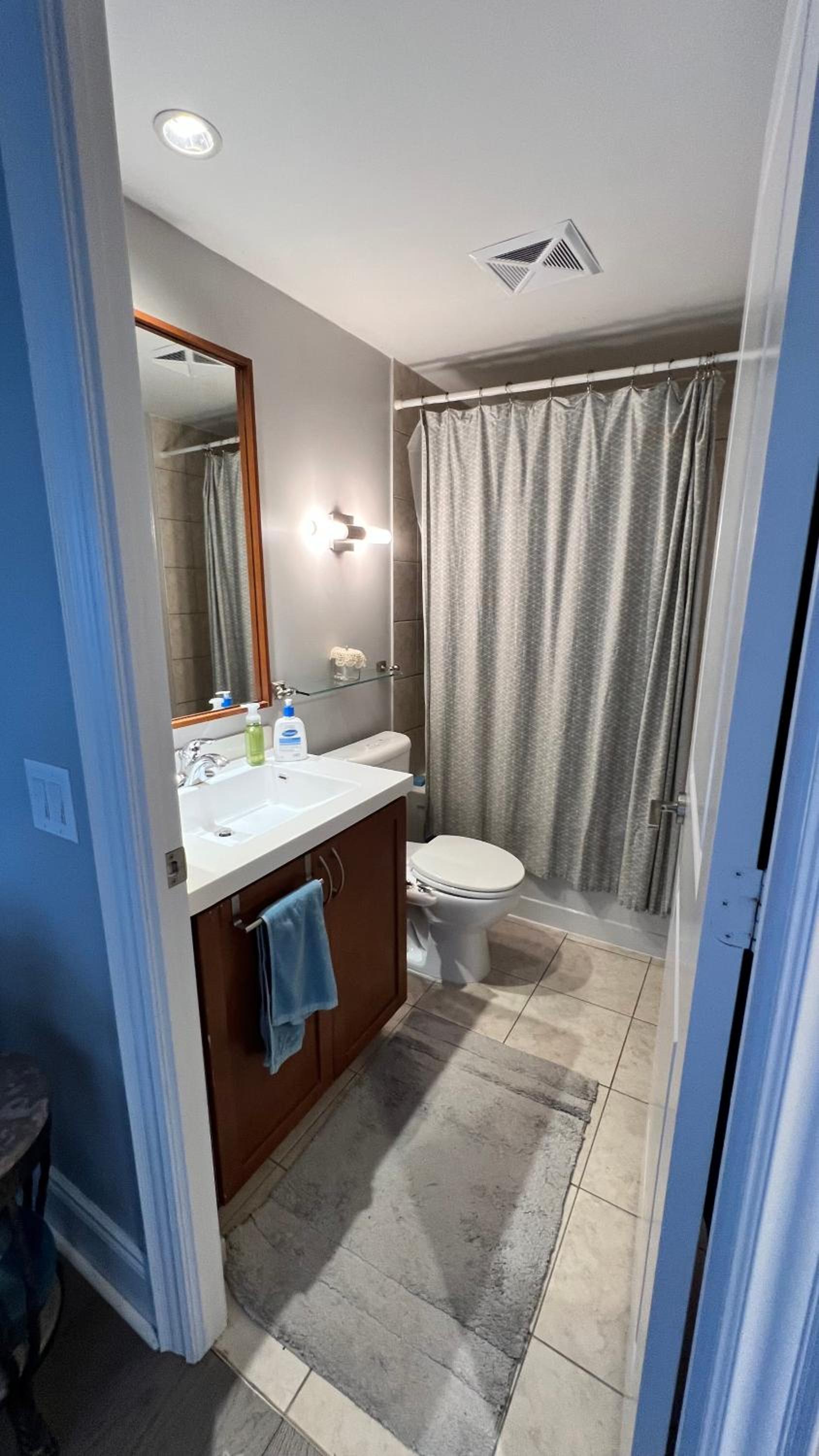 Home stay - Room with Yonge Street view and 3 Star Hotel Amenities