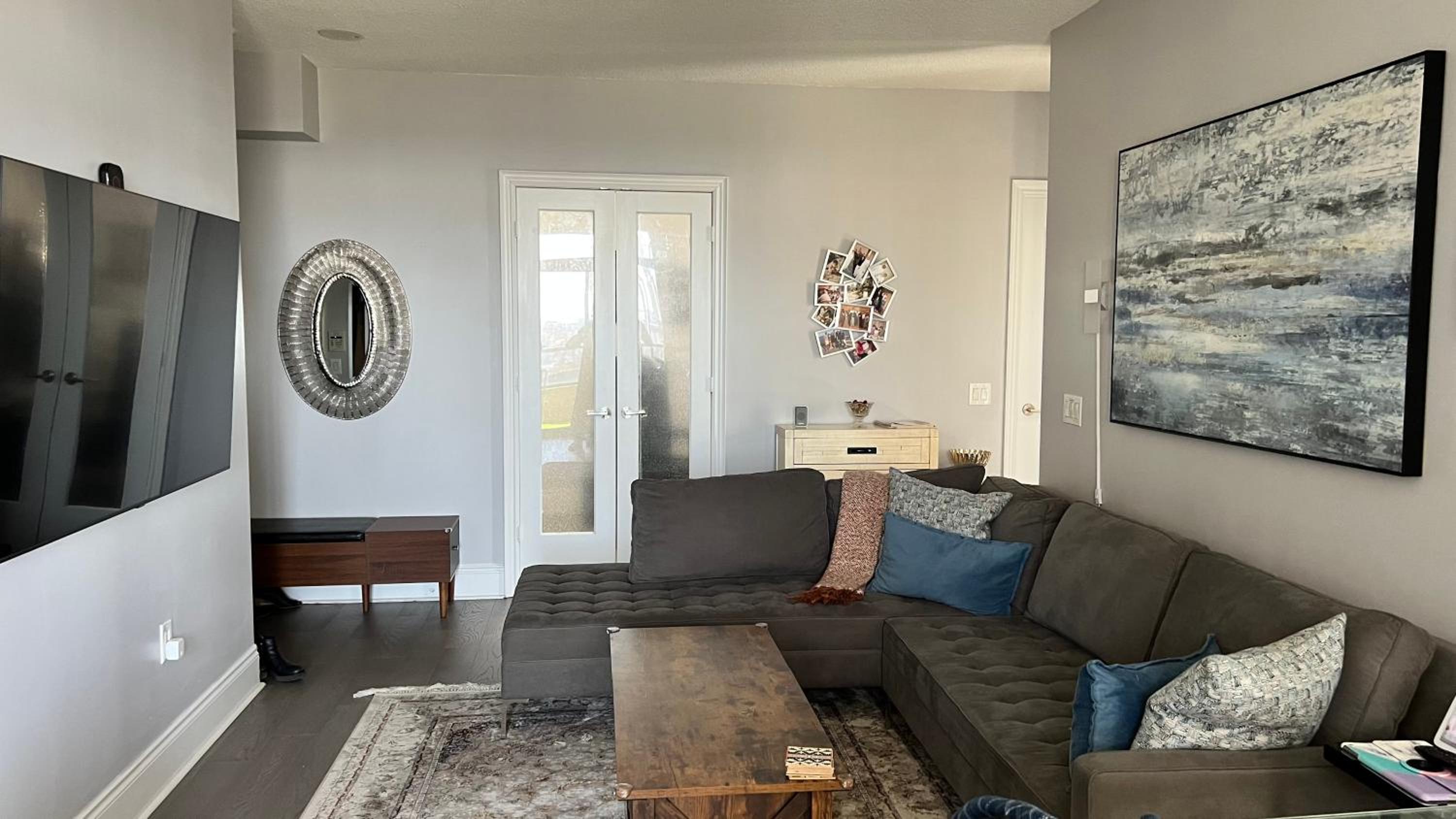 Home stay - Room with Yonge Street view and 3 Star Hotel Amenities