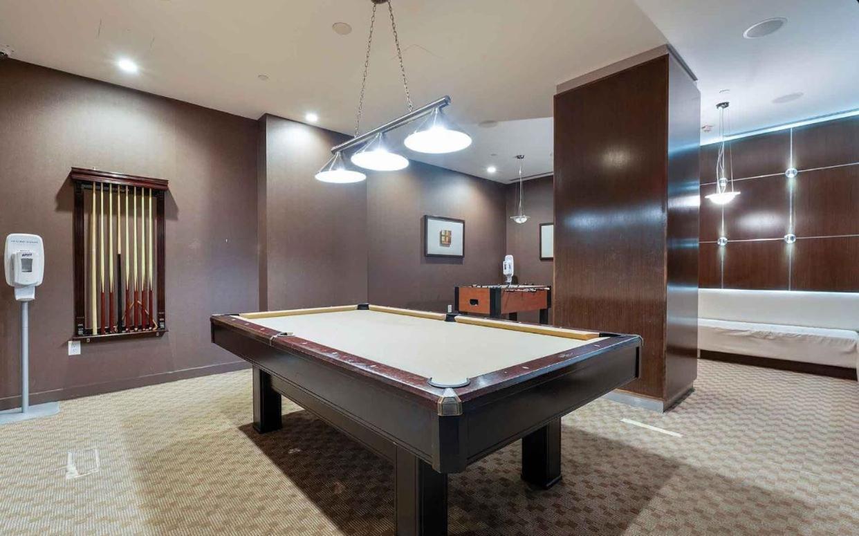 Home stay - Room with Yonge Street view and 3 Star Hotel Amenities