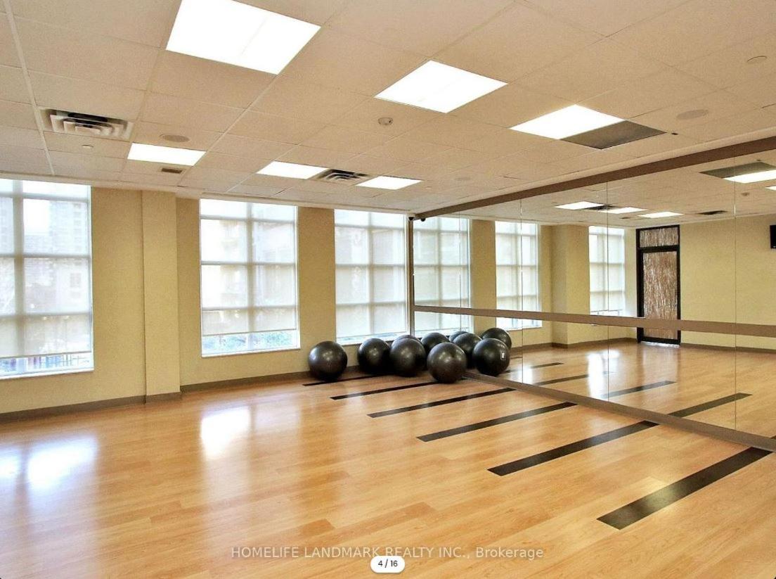 Home stay - Room with Yonge Street view and 3 Star Hotel Amenities