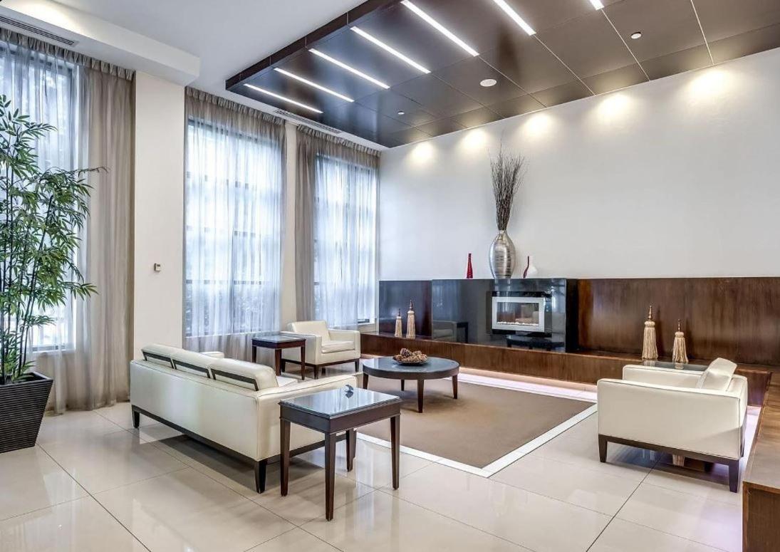 Home stay - Room with Yonge Street view and 3 Star Hotel Amenities