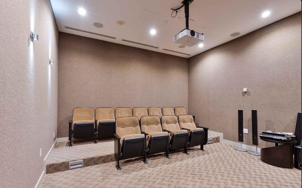 Home stay - Room with Yonge Street view and 3 Star Hotel Amenities