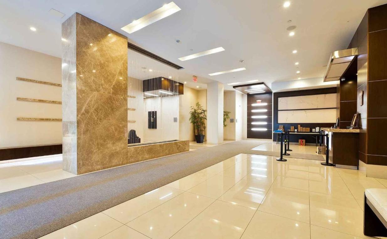Home stay - Room with Yonge Street view and 3 Star Hotel Amenities