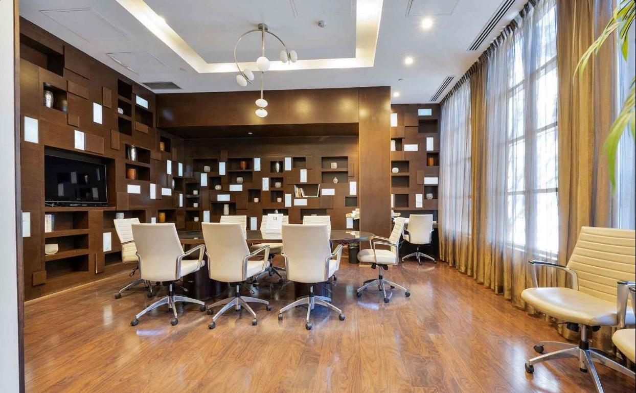 Home stay - Room with Yonge Street view and 3 Star Hotel Amenities