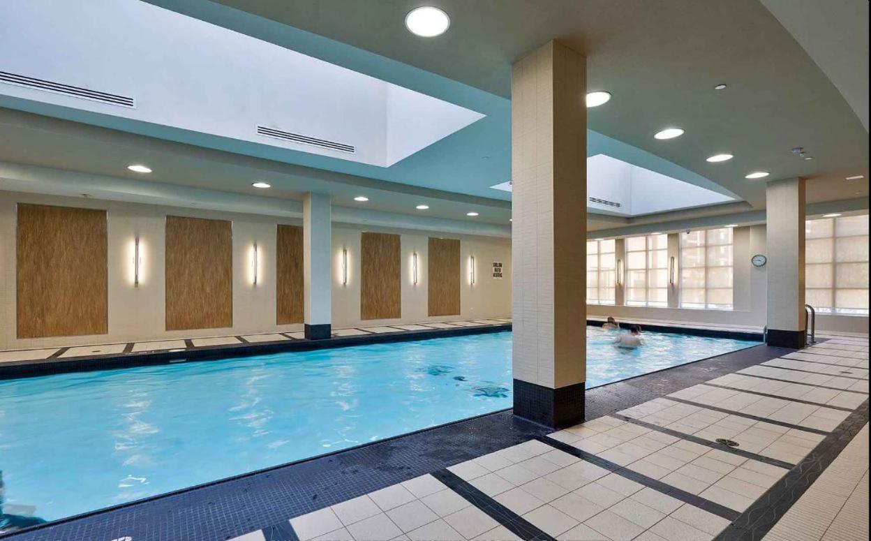 Home stay - Room with Yonge Street view and 3 Star Hotel Amenities
