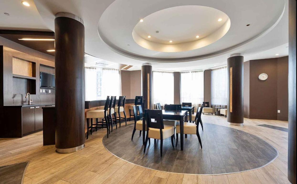 Home stay - Room with Yonge Street view and 3 Star Hotel Amenities