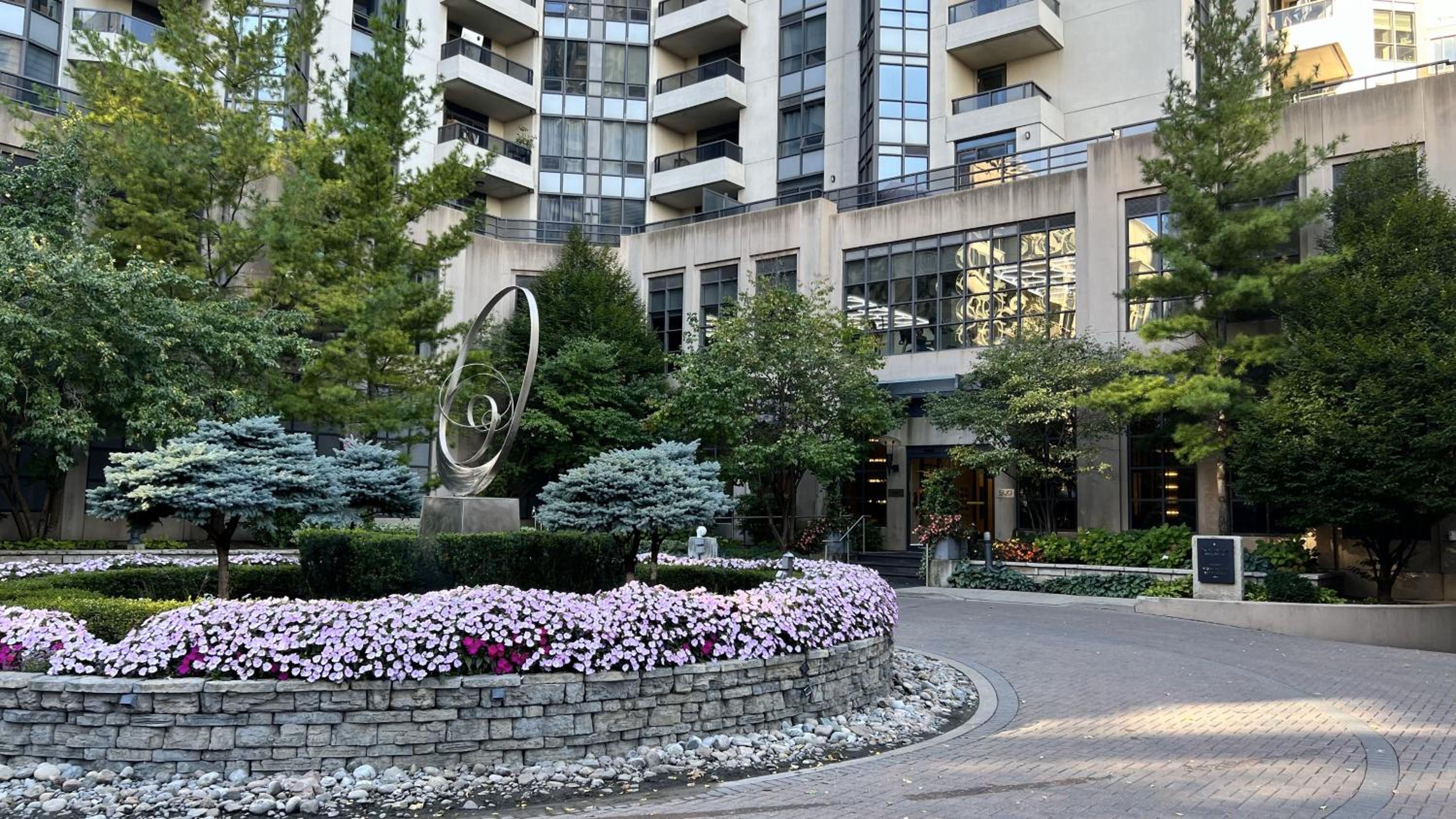 Home stay - Room with Yonge Street view and 3 Star Hotel Amenities