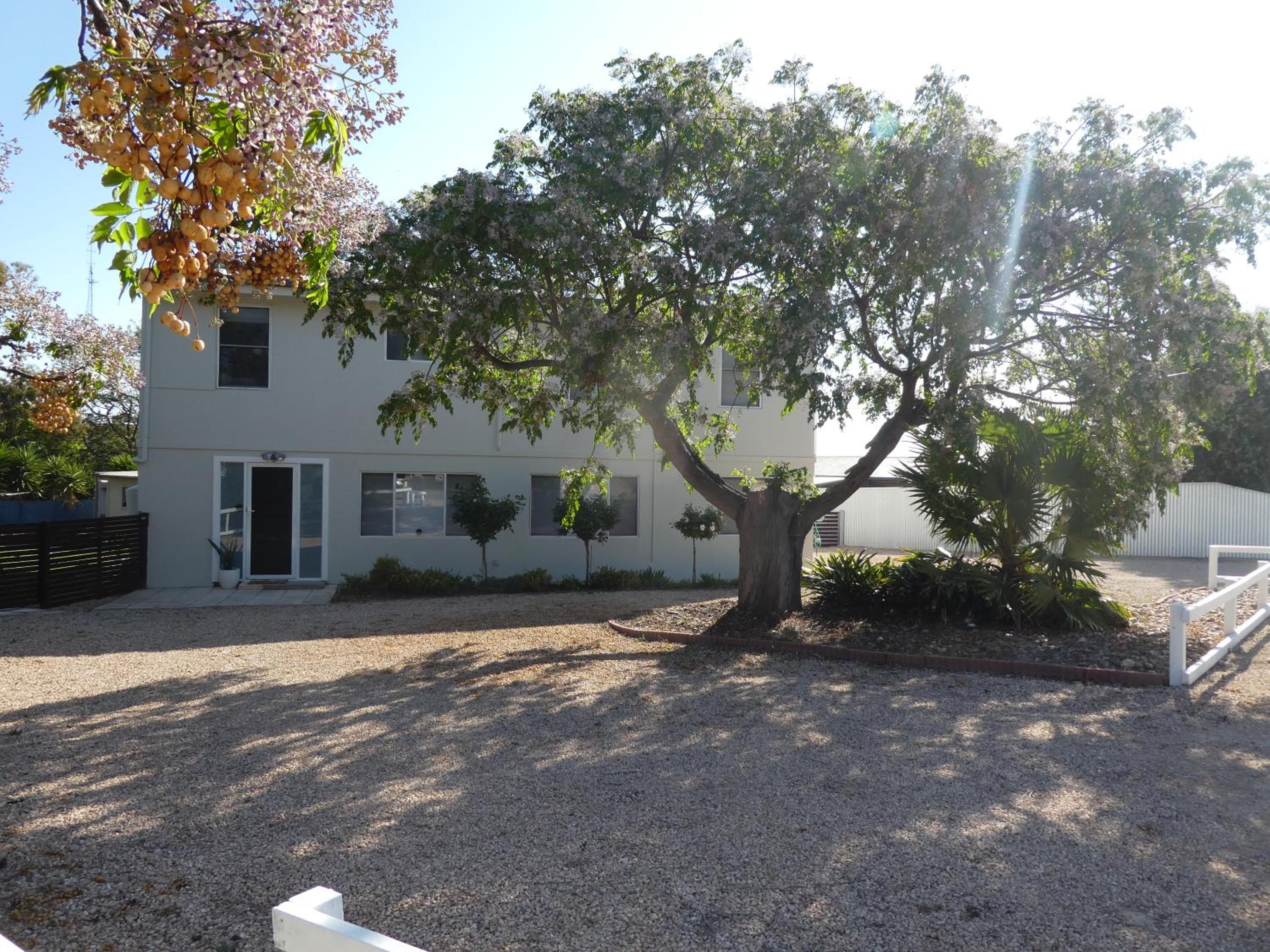 Moonta Bay Stylish large home 3 min walk from beach and jetty