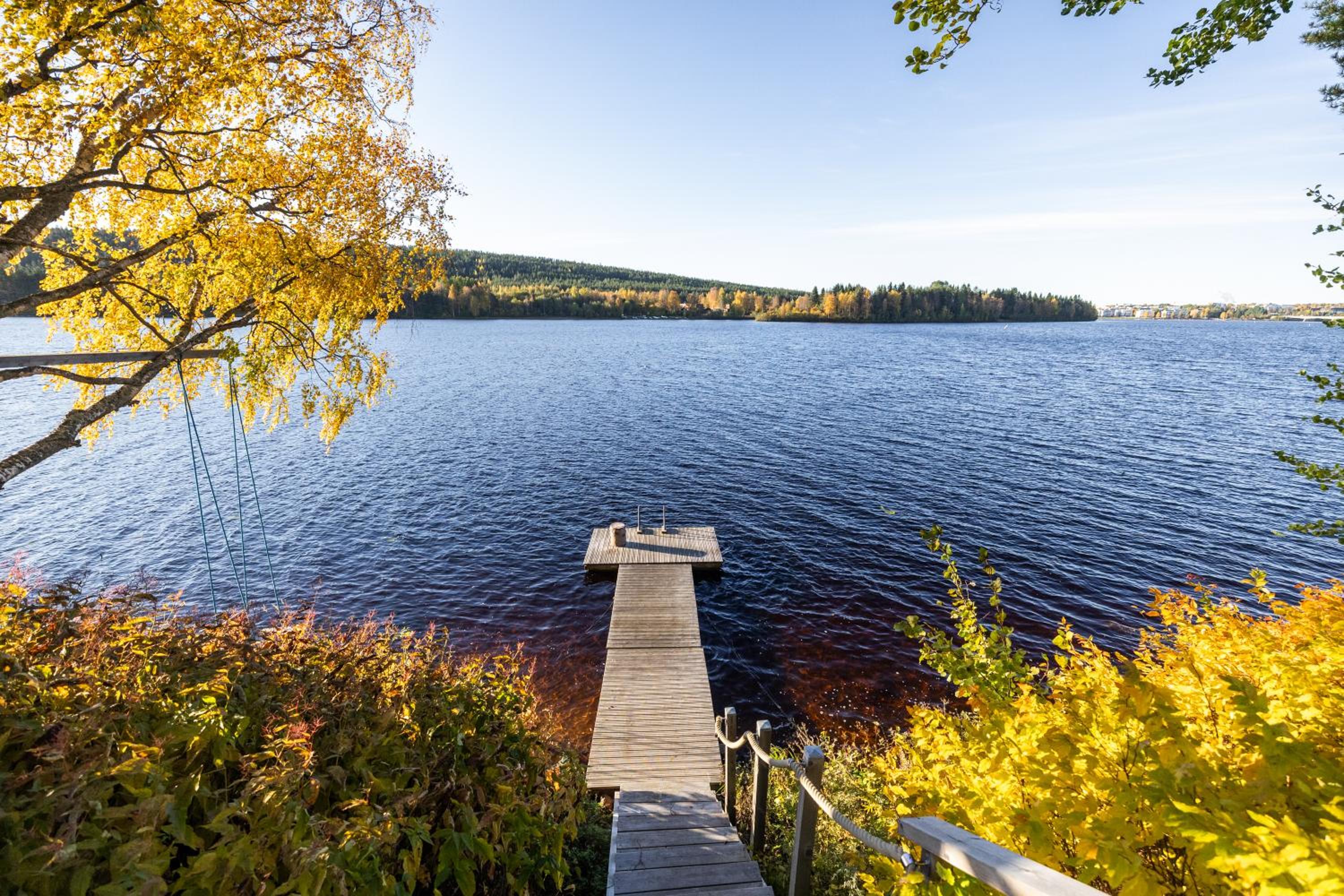 Rivitalokoti joen rannalla