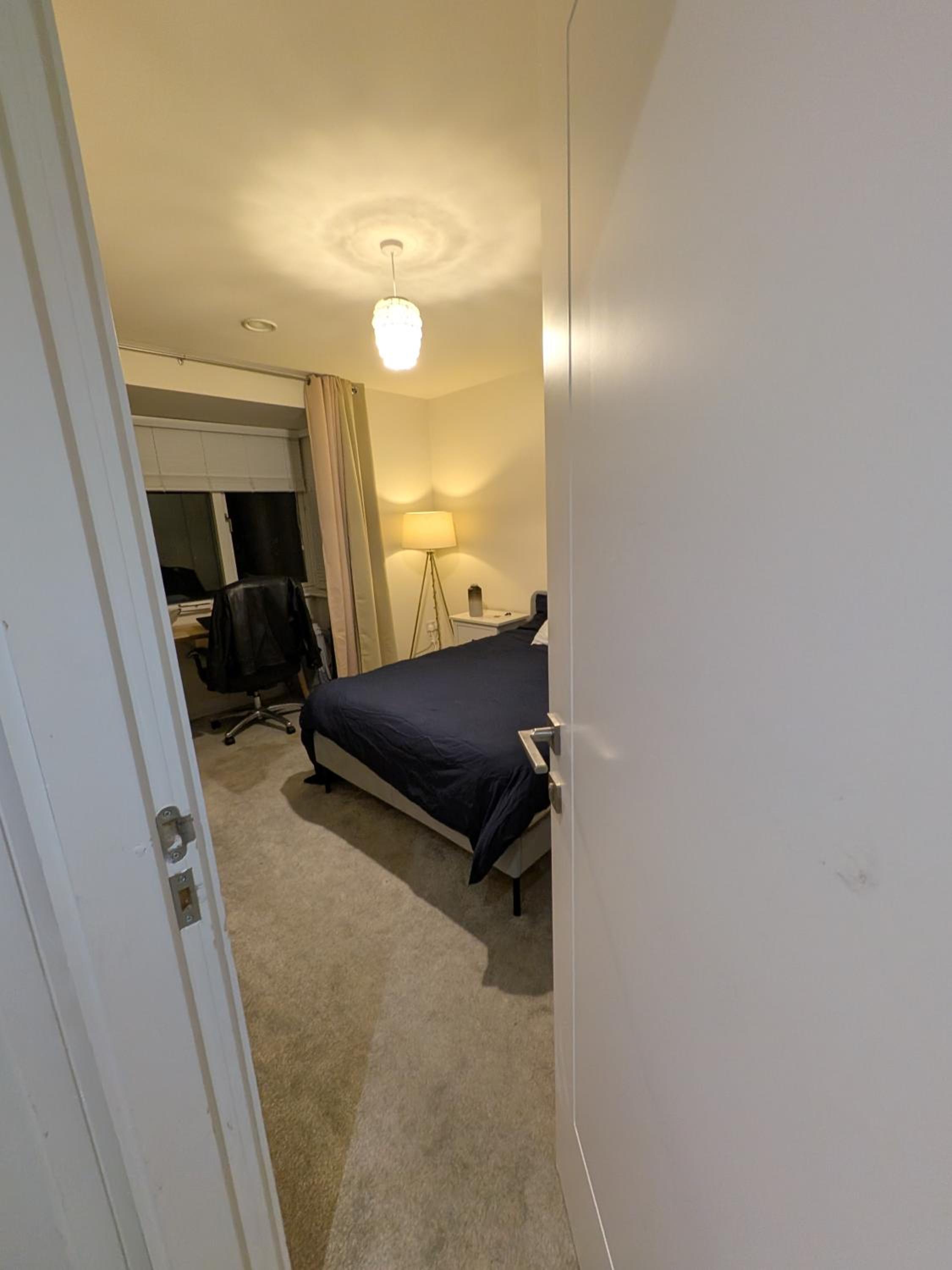 Pvt ensuite room ,25 mins train to city center