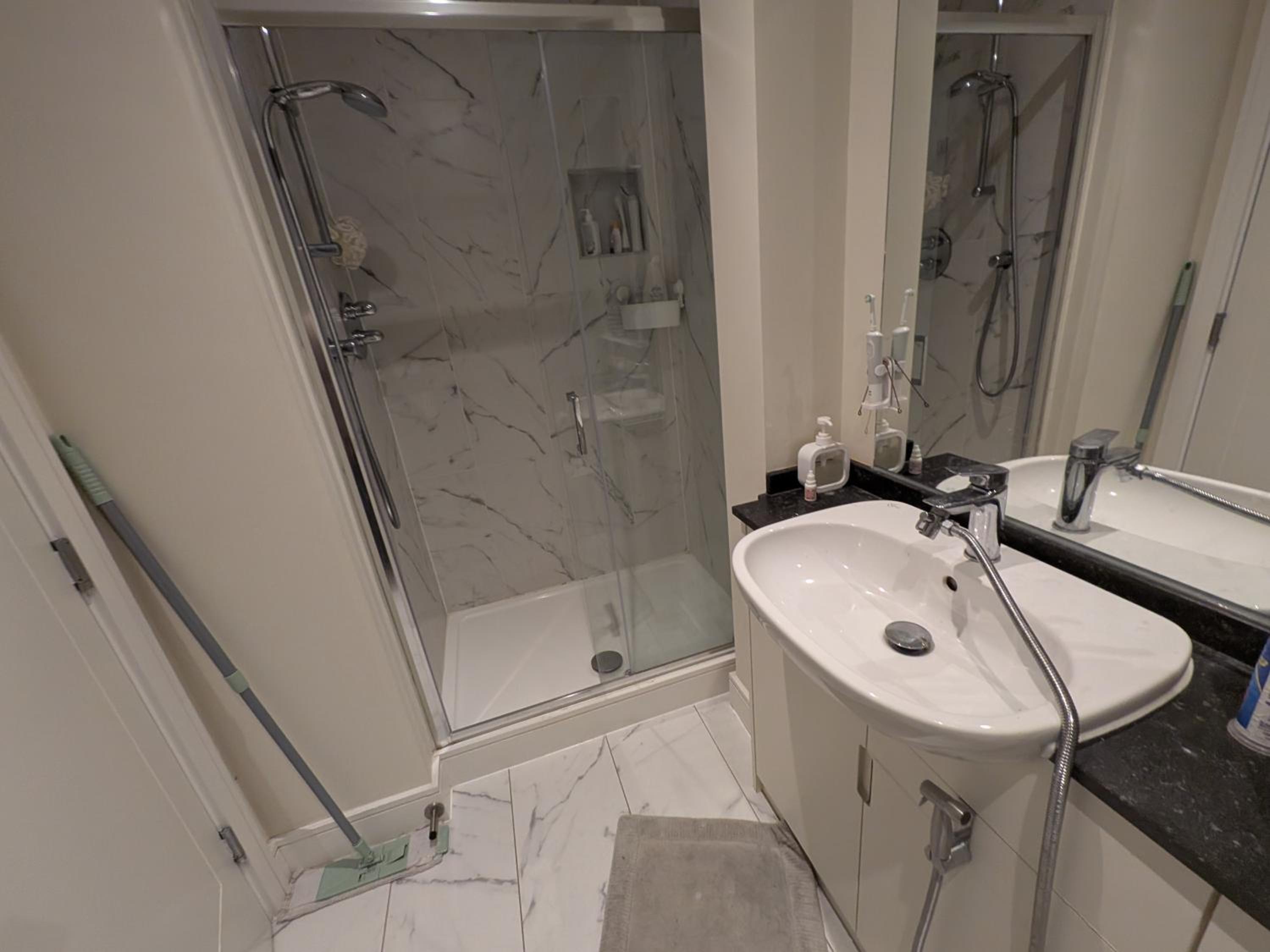 Pvt ensuite room ,25 mins train to city center