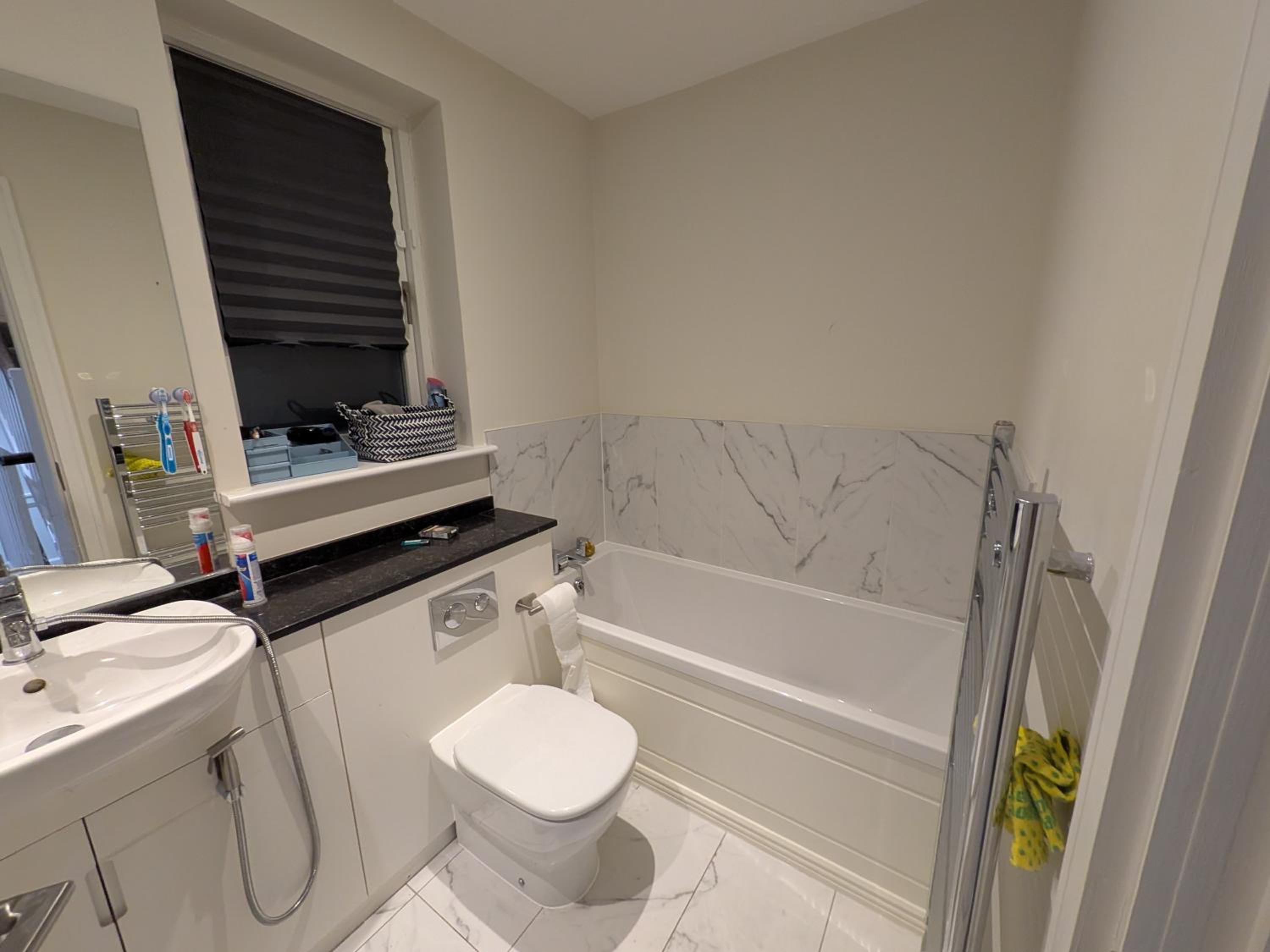 Pvt ensuite room ,25 mins train to city center