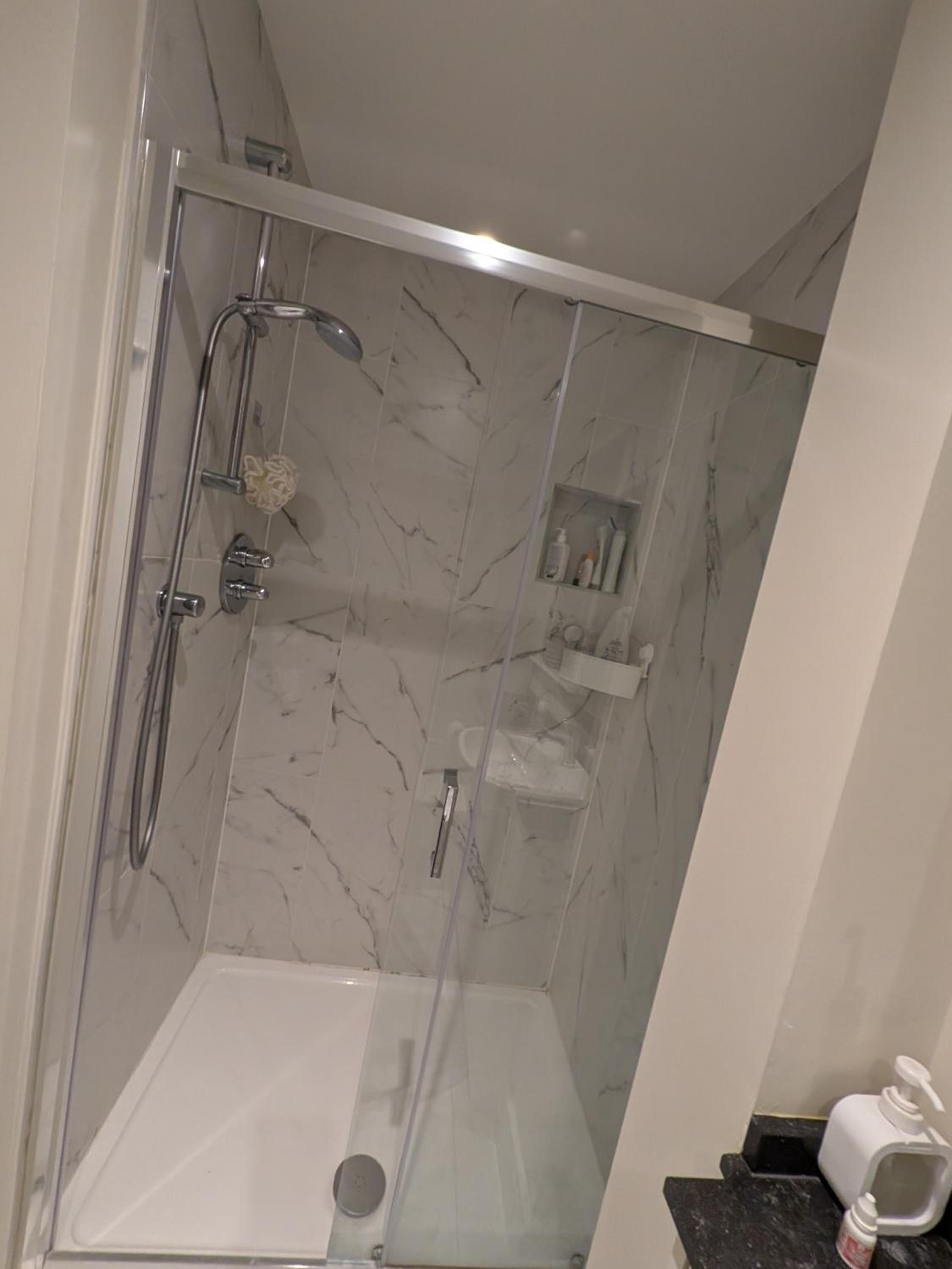 Pvt ensuite room ,25 mins train to city center