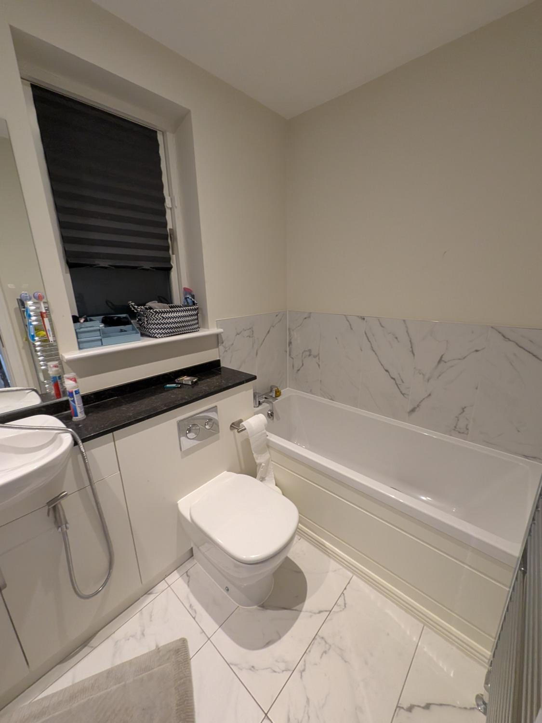 Pvt ensuite room ,25 mins train to city center