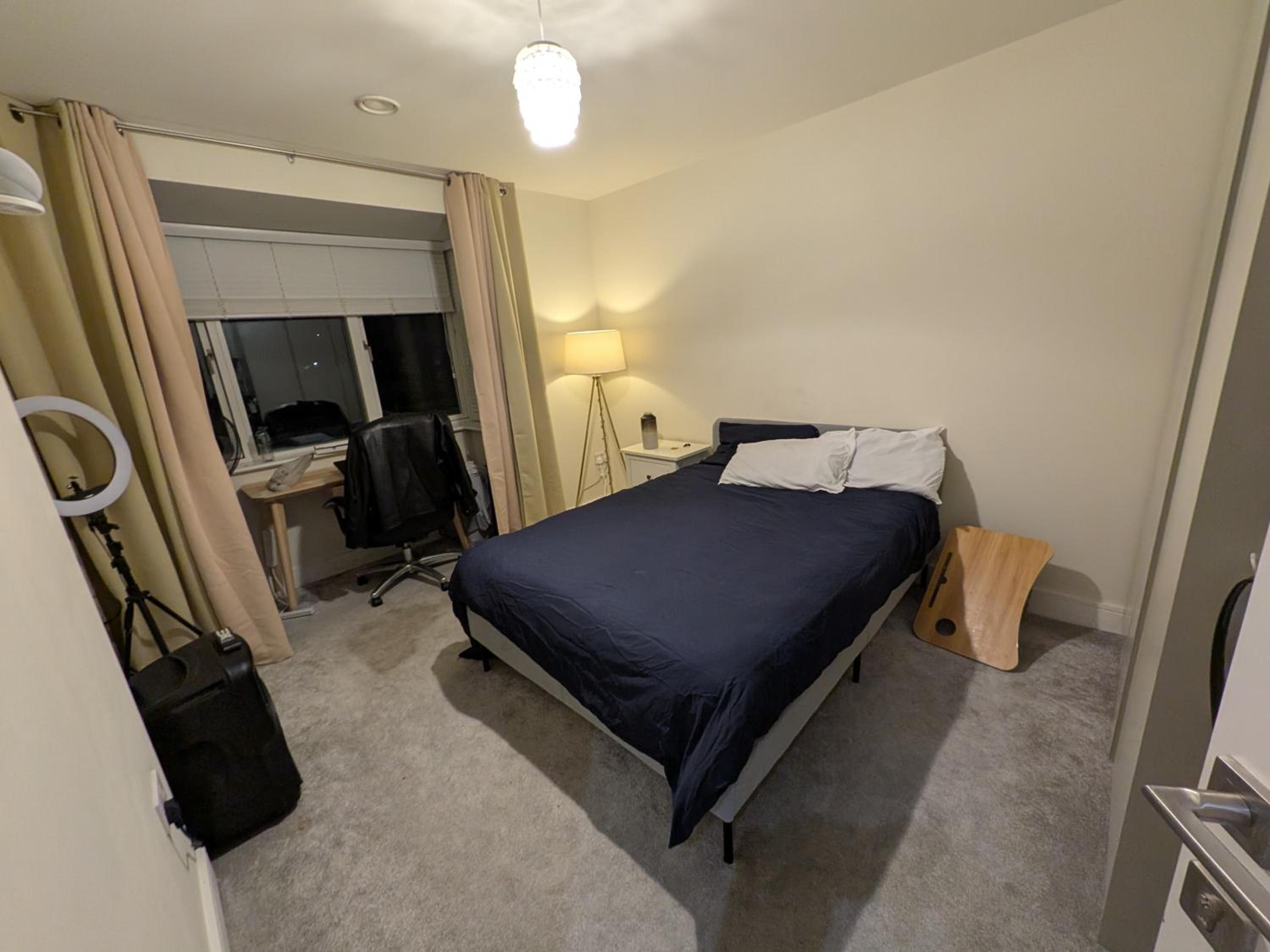 Pvt ensuite room ,25 mins train to city center