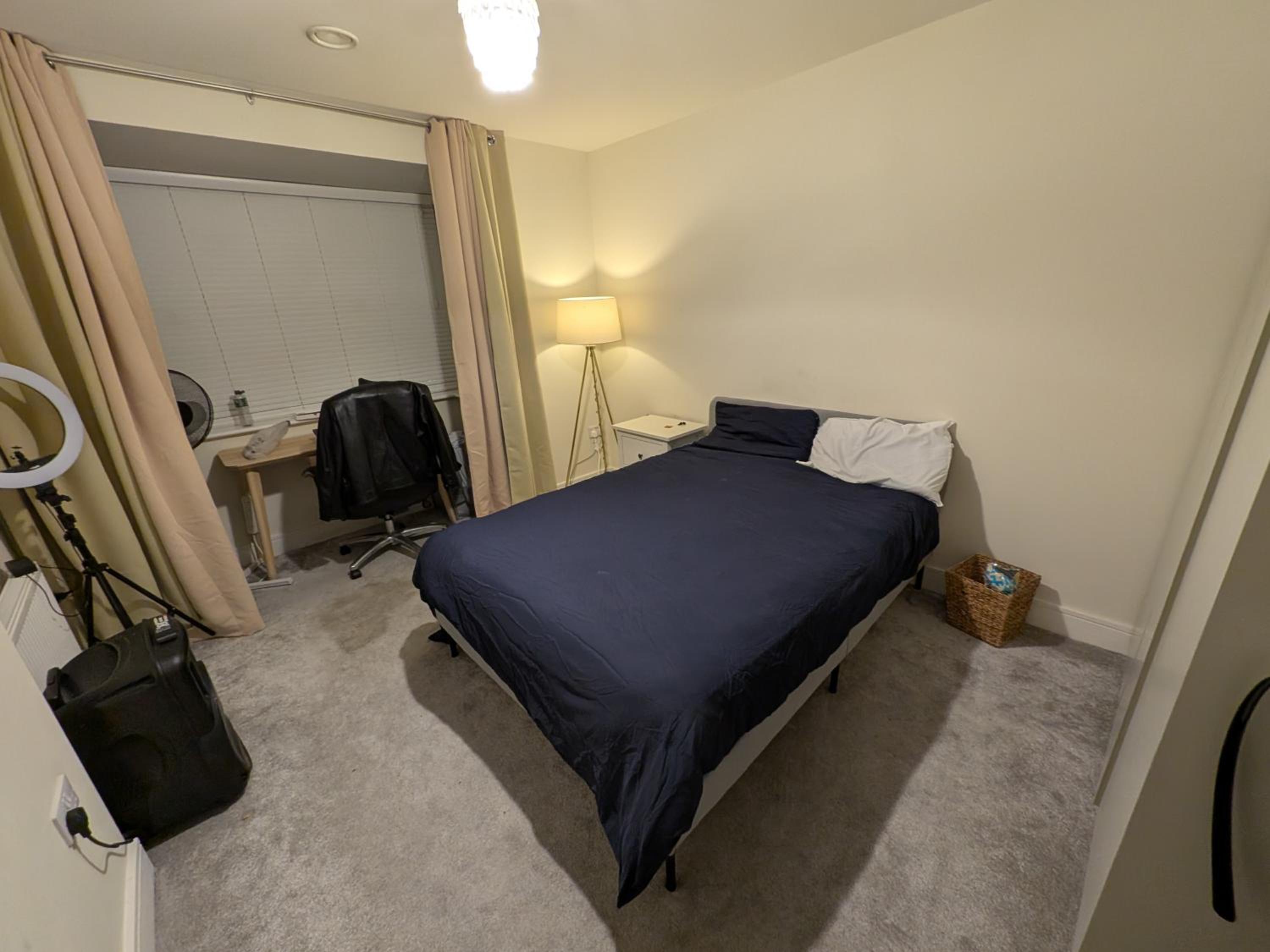 Pvt ensuite room ,25 mins train to city center