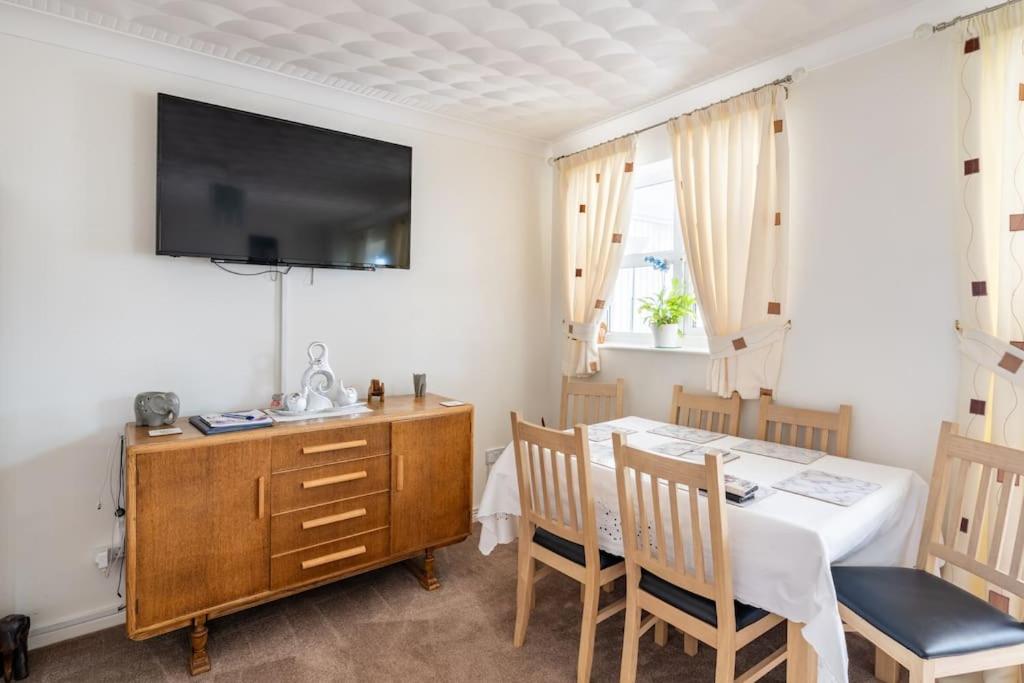 Spacious 3bed semi/Gamesroom/Drive/10mins to City