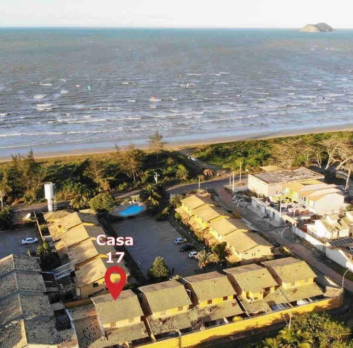 Casa em condomínio com lazer de frente para praia
