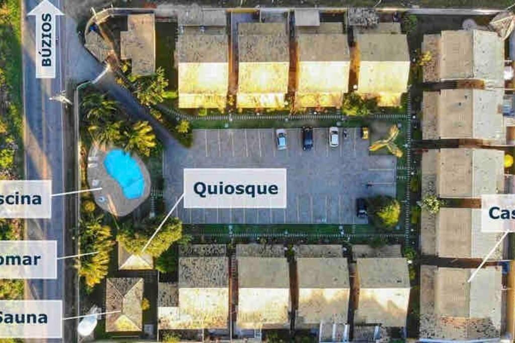 Casa em condomínio com lazer de frente para praia
