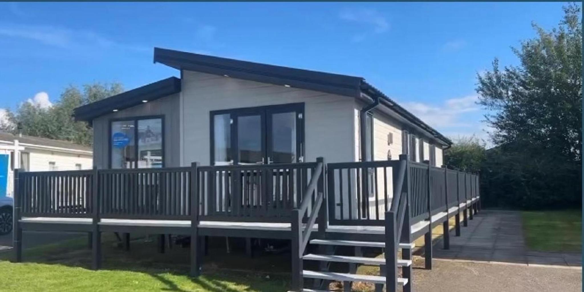 Beautiful Lodge With Full Decking Nearby Hunstanton Beach, Sleeps 6 Ref 23182K view 3