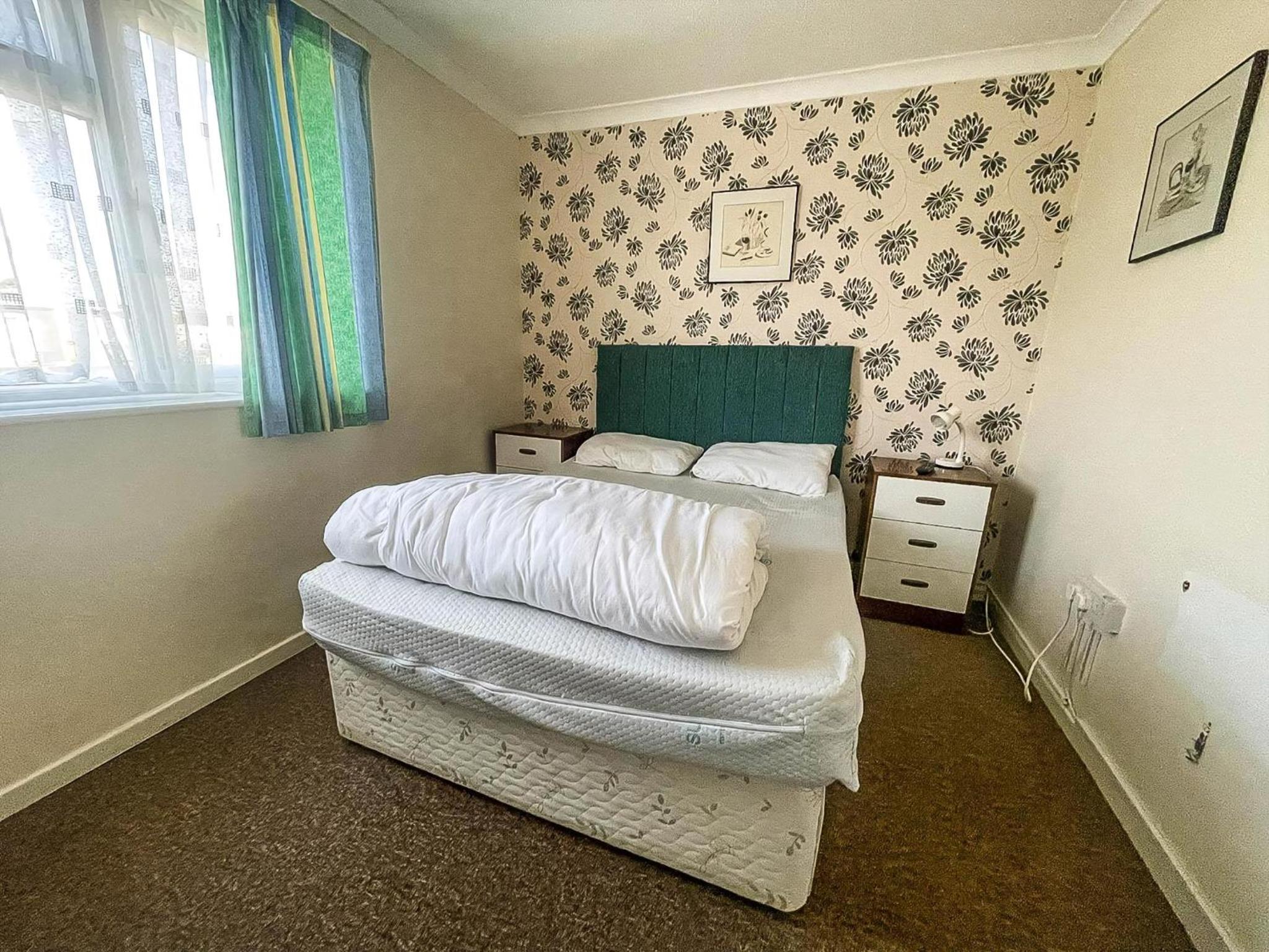 7 Berth Chalet In Hemsby In Norfolk By The Beautiful Golden Beach Ref 18165B view 3