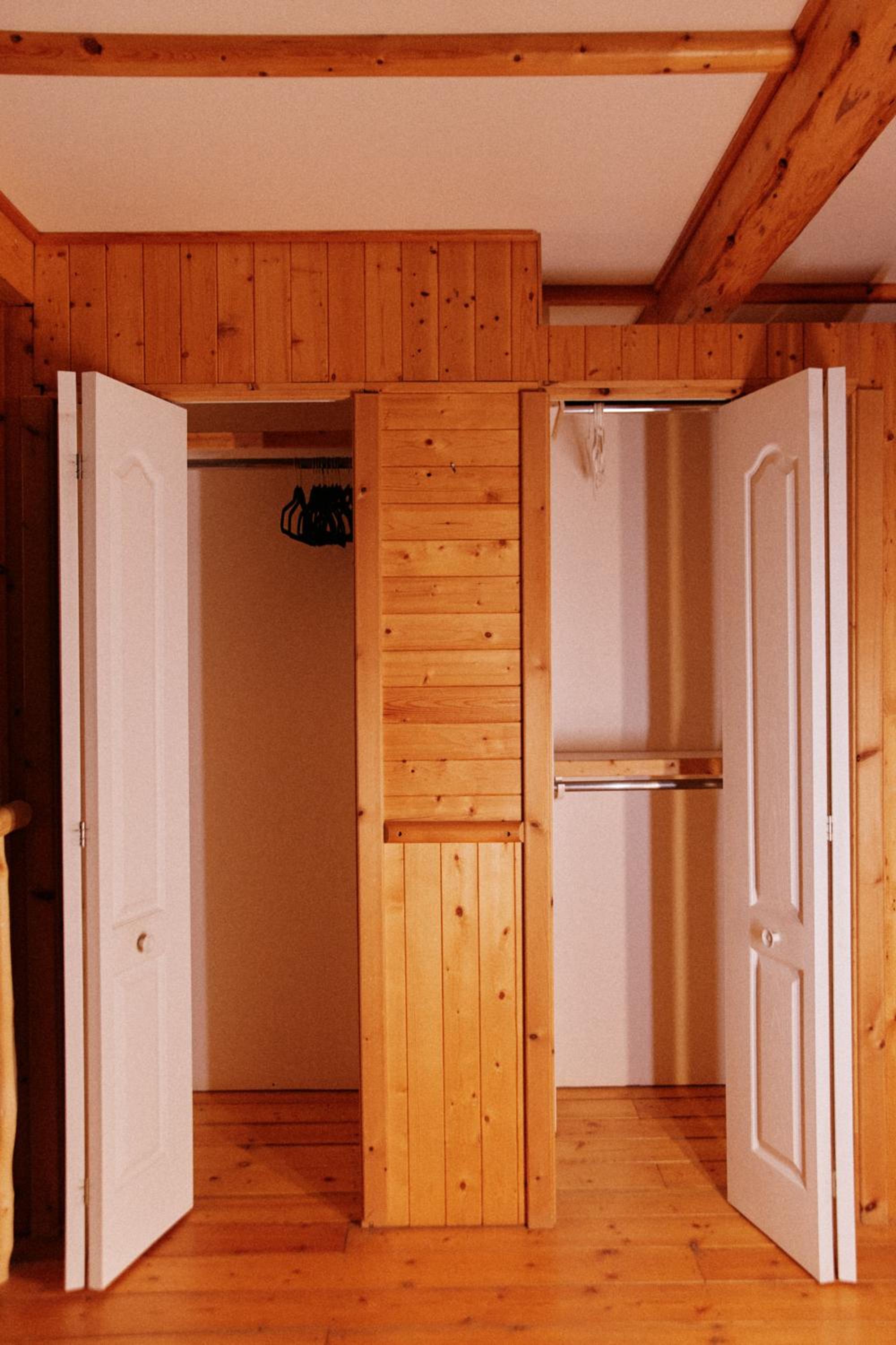 Rustic Executive Cabin at Beaverfoot