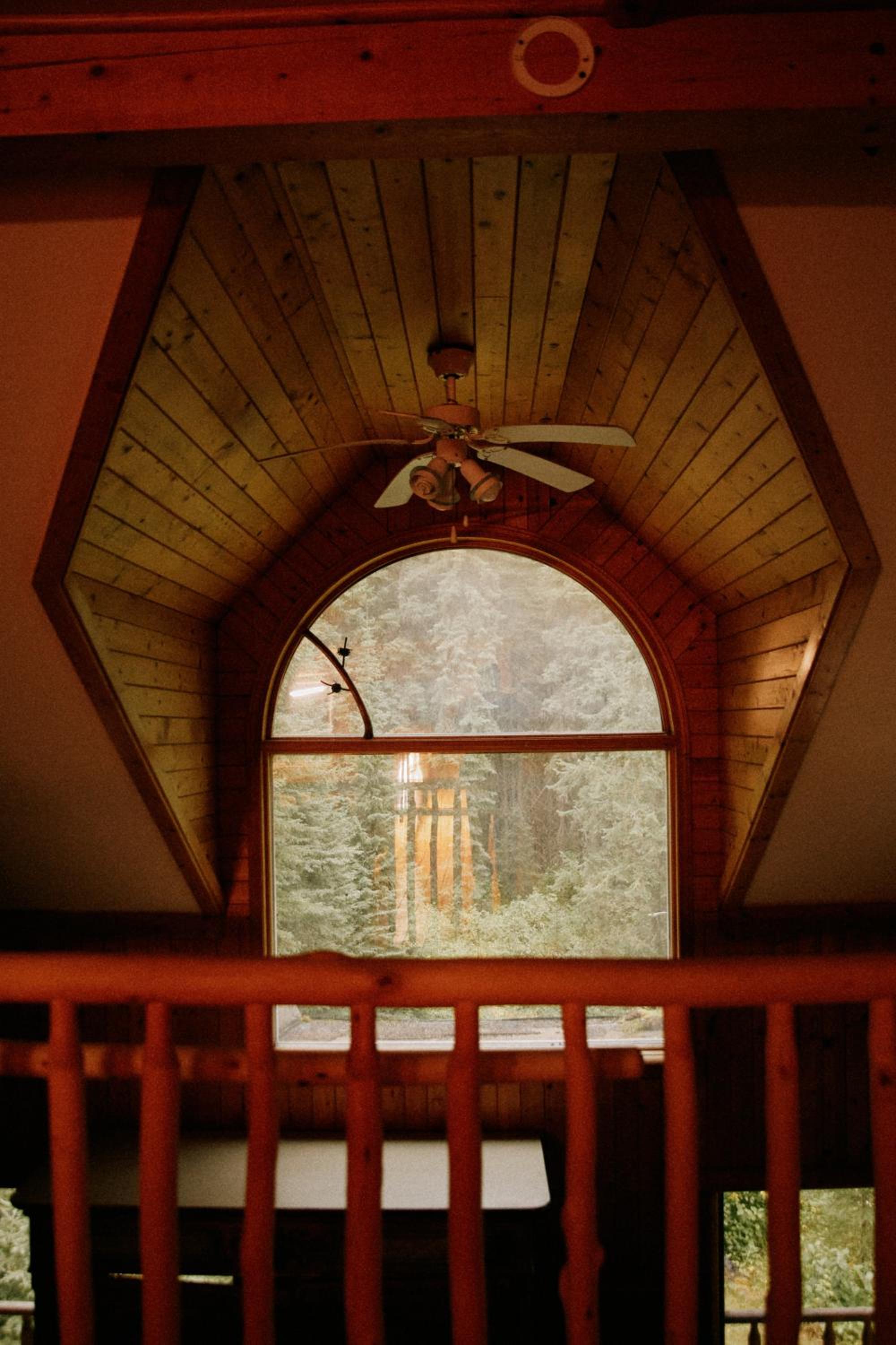 Rustic Executive Cabin at Beaverfoot